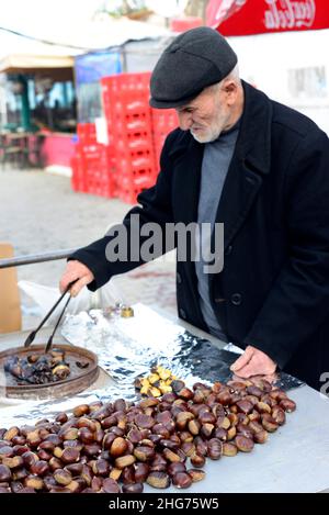 Ein türkischer Mann, der Kastanien auf der Straße in Üsküdar, Istanbul, Türkei, röstet. Stockfoto
