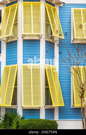 Seaside, Florida pastellblau und gelb gestrichenen bunten Hurrikan offene Fensterläden Architektur außen modernen neuen Urbanismus Vintage-Stil Hou Stockfoto