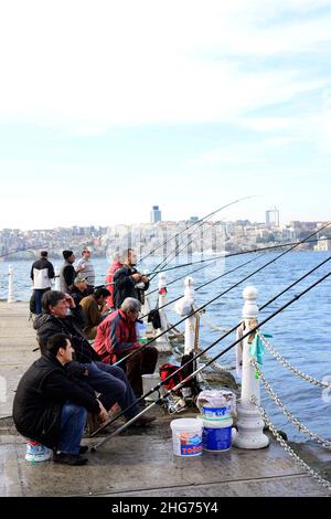 Türkische Männer fischen von der Uferpromenade der Uskudar-Küste entlang der Bosporus-Meerenge auf der asiatischen Seite Istanbuls, Türkei. Stockfoto