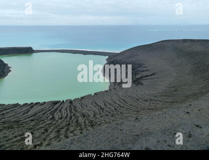 (220119) -- AUCKLAND, 19. Januar 2022 (Xinhua) -- das am 5. November 2015 aufgenommene Aktenfoto zeigt die Insel Hunga Ha'apai in Tonga. Der Vulkanausbruch von Tonga wird wahrscheinlich keinen globalen Klimawandel verursachen, während die Vulkanasche und der saure Regen die Ernte und die Wasserversorgung schädigen könnten, sagte ein führender neuseeländischer Vulkanologe am 17. Januar 2022. Der Vulkanausbruch von Tonga dürfte den globalen Klimawandel nicht verursachen, sagt der neuseeländische Vulkanologe (Foto: Shane Cronin/Xinhua) Stockfoto