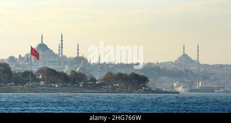 Blick auf das alte Istanbul mit seinen ikonischen Moscheen. Stockfoto