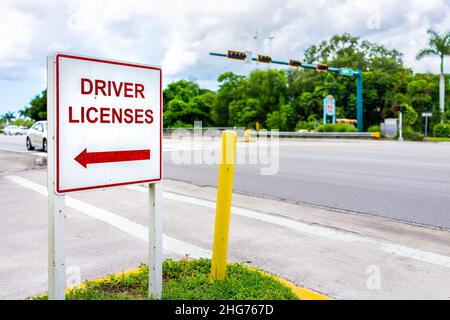 Naples, Florida Innenstadt Straße leere Straße mit Straßenschild Schild für den Weg zum Führerscheinbüro für Erneuerung oder Menschen, die umgezogen Stockfoto