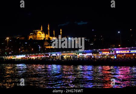 Ein Blick in die Nacht auf die Suleymaniye Moschee und die Galata Brücke in Istanbul, Türkei. Stockfoto