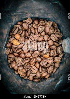 Frische Packung mit gerösteten Kaffeebohnen. Draufsicht Stockfoto