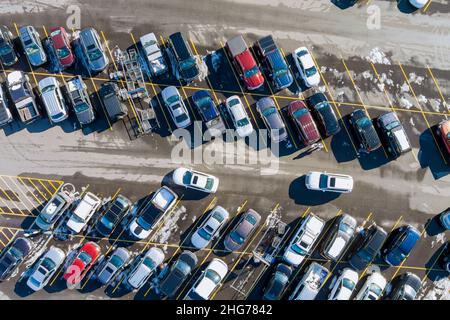 Parkplatz auf großen asphaltierten Außenparkplätzen und Autos Stockfoto