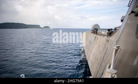 220117-N-PH222-1098 APRA HARBOUR, Guam (Jan 17, 2021) das Unabhängigkeitsvariante-Küstenkampfschiff USS Charleston (LCS 18) durchsetzt den Hafen von Apla, Guam, in die philippinische See. Charleston, Teil von Destroyer Squadron (DESRON) 7, ist im US-amerikanischen Flottenbereich 7th im Rotationseinsatz, um die Interoperabilität mit Partnern zu verbessern und als reaktionsbereites Team zur Unterstützung einer freien und offenen Region im Indo-Pazifik-Raum zu fungieren. (USA Navy Foto von Mass Communication Specialist 2nd Klasse Ryan M. Breeden) Stockfoto