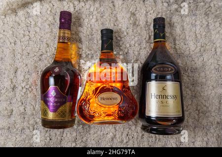Tyumen, Russland-27. November 2021: Verschiedene Flaschen Hennessy Logo, eine Marke des berühmten Cognacs aus Frankreich. Stockfoto