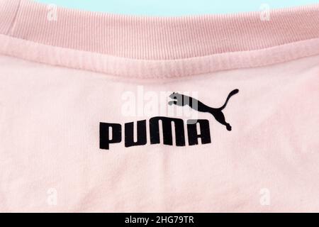 Tyumen, Russland-08. Dezember 2021: Markenlogo des Sportartikelherstellers PUMA close up. Stockfoto