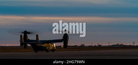 Ein Kipprotorflugzeug CV-22 von Osprey aus den 20th Special Operations Squadron-Taxis auf der Start- und Landebahn, bevor es mit 47th Piloten des Flying Training Wing First Assignment Instructor von der Cannon Air Force Base, N.M., 11. Januar 2022 zu einem Incentive-Flug aufbricht. FAIPs des FTW 47 besuchten Cannon, um mehr über die Flugzeuge und Fähigkeiten des Special Operations Wings 27th im Rahmen der laufenden Partnerschaft zwischen Air Force Special Operations Command und Air Education and Training Command zu erfahren. Die FTW-Mission von 47, kampfbereite Flieger, Anführer und Piloten zu bauen, umfasst die Partnerschaft mit aviato Stockfoto