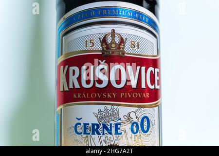 Tjumen, Russland-27. Dezember 2021: Flasche dunkles Krusovice tschechisches alkoholfreies Bier. Logo Stockfoto