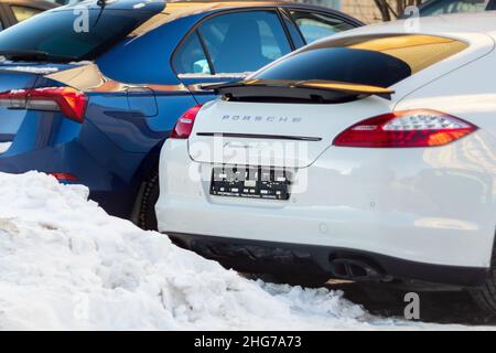 Tyumen, Russland-12. Januar 2022: Der Porsche Panamera GTS Luxus-Sportwagen. Nahaufnahme des Logos Stockfoto