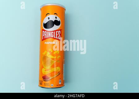 Tjumen, Russland-08. Dezember 2021: Pringles ist eine Marke von Kartoffelchips im Besitz von Kellogg. Stockfoto