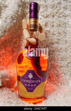 Tyumen, Russland-27. November 2021: Hennessy vsop Logo in der Hand, die Marke des berühmten Cognacs aus Frankreich. Selektiver Fokus Stockfoto
