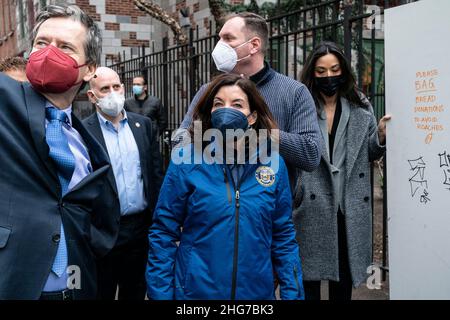 New York, New York, USA. 17th Januar 2022. Die Gouverneurin Kathy Hochul hilft, den Gemeinschaftskühlschrank und -Schrank außerhalb der lutherischen Gemeinde Trinity Lower East Side mit Lebensmitteln für bedürftige Menschen zu füllen. Aufgrund der COVID-19-Pandemie haben viele Menschen ihr Einkommen verloren und benötigen Grundversorgung wie Lebensmittel. Mitglieder der Pfarrei und Freiwillige füllen täglich Kühlschrank und Schrank außerhalb der Kirche mit grundlegenden Lebensmitteln für die Menschen kostenlos abholen. Dem Gouverneur schlossen sich das Mitglied der Versammlung Harvey Epstein, die NYS-Senatorin Brad Hoylman, die Stadtratsmitglied Carlina Rivera, die Sprecherin des Stadtrats ADR, an Stockfoto