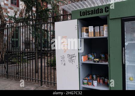 New York, New York, USA. 17th Januar 2022. Blick auf Gemeinschaftskühlschrank und Schrank außerhalb der lutherischen Gemeinde Trinity Lower East Side während des Besuchs von Gouverneur Kathy Hochul. Aufgrund der COVID-19-Pandemie haben viele Menschen ihr Einkommen verloren und benötigen Grundversorgung wie Lebensmittel. Mitglieder der Pfarrei und Freiwillige füllen täglich Kühlschrank und Schrank außerhalb der Kirche mit grundlegenden Lebensmitteln für die Menschen kostenlos abholen. (Bild: © Lev Radin/Pacific Press via ZUMA Press Wire) Stockfoto