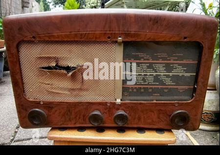 1949 COSSOR Melodieliebmaschine Radio mit beschädigtem Lautsprechergrill Stockfoto