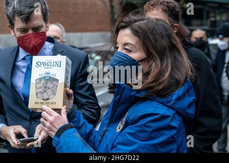 New York, New York, USA. 17th Januar 2022. Die Gouverneurin Kathy Hochul hilft, den Gemeinschaftskühlschrank und -Schrank außerhalb der lutherischen Gemeinde Trinity Lower East Side mit Lebensmitteln für bedürftige Menschen zu füllen. Aufgrund der COVID-19-Pandemie haben viele Menschen ihr Einkommen verloren und benötigen Grundversorgung wie Lebensmittel. Mitglieder der Pfarrei und Freiwillige füllen täglich Kühlschrank und Schrank außerhalb der Kirche mit grundlegenden Lebensmitteln für die Menschen kostenlos abholen. Dem Gouverneur schlossen sich das Mitglied der Versammlung Harvey Epstein, die NYS-Senatorin Brad Hoylman, die Stadtratsmitglied Carlina Rivera, die Sprecherin des Stadtrats ADR, an Stockfoto