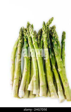 Eine Gruppe roher grüner Spargel, isoliert auf weißem Hintergrund. Stockfoto