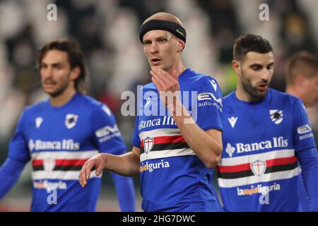 Turin, Italien, 18th. Januar 2022. Morten Thorsby von UC Sampdoria trug ein schützendes Stirnband, nachdem er nach einem Zusammenstoß im vorherigen Spiel während des Coppa Italia-Spiels im Allianz Stadium in Turin Stiche benötigte. Bildnachweis sollte lauten: Jonathan Moscrop / Sportimage Stockfoto