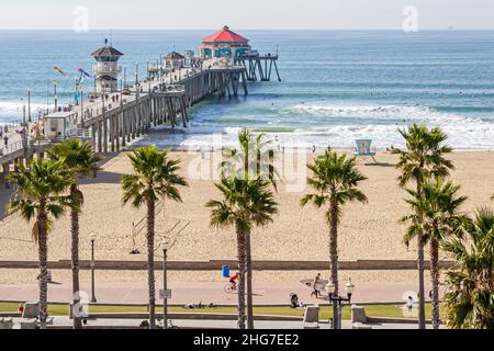 Huntington Beach California, Pacific Coast Highway 1 Municipal Pier, Palmen, Ozeanwellen, Surf-Radweg, Sandwasser, Stockfoto