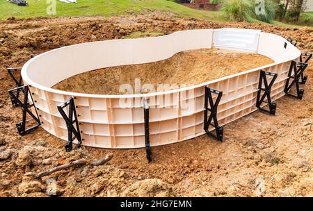 Ein neuer Swimmingpool wird in einem Hinterhof gebaut Stockfoto