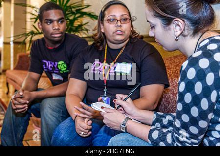 Miami Florida, Drogenfreie Jugend in der Stadt Missbrauch Prävention Programm Studenten Jugendliche Zeitung Reporter interviewing, schwarze hispanische junge Mädchen Fragen stellen Stockfoto