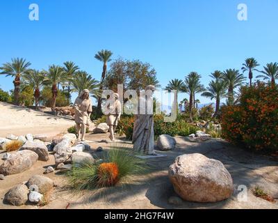 INDIO, KALIFORNIEN - 15. JULI 2018: Skulpturen, die Jesus und zwei seiner Jünger darstellen, werden auf dem Gartenspaziergang im Shield's Date Garden im gezeigt Stockfoto