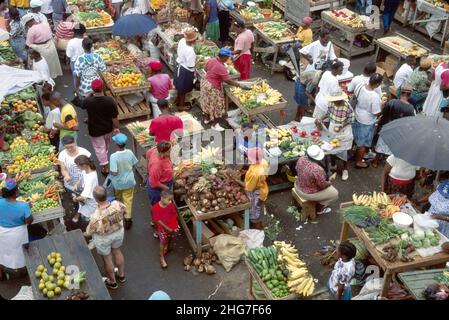 Grenada St. George's Market Square, produzieren Obst Früchte Gemüse Gemüse Lebensmittel, Verkäufer Stände Stand Markt Markt Markt, Käufer kaufen se Stockfoto