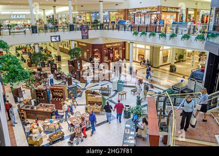 North Carolina Raleigh Crabtree Valley Mall, Shopping Shopper Shopper Shop Shops Markt Märkte Marktplatz Kauf Verkauf, Einzelhandel Geschäfte Geschäft Geschäft Geschäft Geschäft Stockfoto