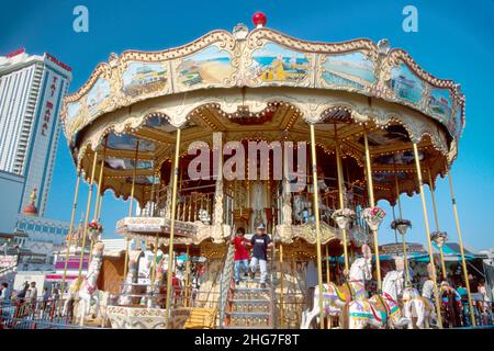 New Jersey, NJ, Mid Atlantic, The Garden State, Atlantic City Boardwalk Steel Pier Carousel, Ride, Trump Taj Mahal Casino, Glücksspiel, Glücksspiel, Risiko, Unterhaltung Stockfoto