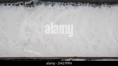 Kleiner Wasserkanal im selektiven Fokus Stockfoto