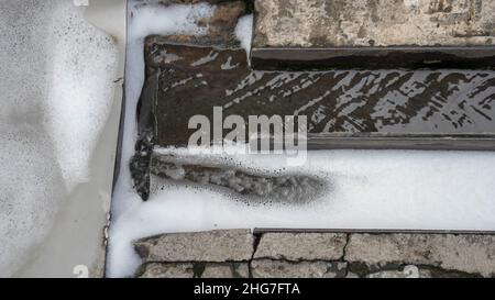 Kleiner Wasserkanal im selektiven Fokus Stockfoto