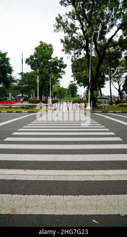 Jakarta Indonesia 4th January 2022 Zebrakarafahrt an der Hauptstraße im Zentrum von jakarta mit moderner öffentlicher Einrichtung Stockfoto