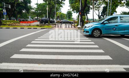 Jakarta Indonesia 4th January 2022 Zebrakarafahrt an der Hauptstraße im Zentrum von jakarta mit moderner öffentlicher Einrichtung Stockfoto