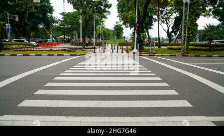 Jakarta Indonesia 4th January 2022 Zebrakarafahrt an der Hauptstraße im Zentrum von jakarta mit moderner öffentlicher Einrichtung Stockfoto