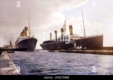 Das RMS Olympic verlässt das Trockendock und kehrt nach Reparaturen wieder in Betrieb. Das Schiff wurde zum letzten Mal mit seinem Schwesterschiff Titanic fotografiert. Stockfoto