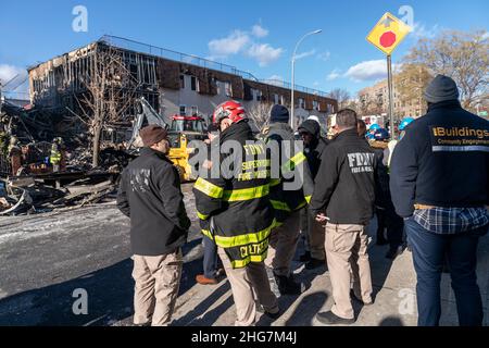 New York, NY - 18. Januar 2022: Feuerwehrleute arbeiten an Rohhäusern, die von einem Alarmbrand von 2 und einer möglichen Gasexplosion in der Bronx betroffen sind Stockfoto