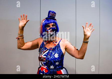 Melbourne, Australien, 19th. Januar 2022. Ein in australischen Farben gekleideter Tennisfan jubelt vor der Rod Laver Arena während des Australian Open Tennisturniers 2022. Bildnachweis: Frank Molter/Alamy Live News Stockfoto