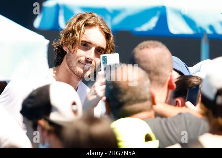 Melbourne, Australien, 19th. Januar 2022. Der griechische Tennisspieler Stefanos Tsitsipas steht mit seinen Fans nach dem Training und signiert Autogramme beim Australian Open Tennis Grand Slam 2022 im Melbourne Park. Bildnachweis: Frank Molter/Alamy Live News Stockfoto