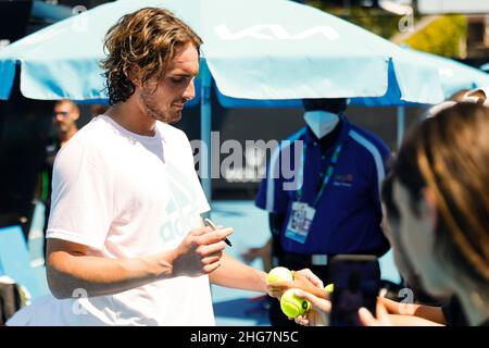 Melbourne, Australien, 19th. Januar 2022. Der griechische Tennisspieler Stefanos Tsitsipas steht mit seinen Fans nach dem Training und signiert Autogramme beim Australian Open Tennis Grand Slam 2022 im Melbourne Park. Bildnachweis: Frank Molter/Alamy Live News Stockfoto