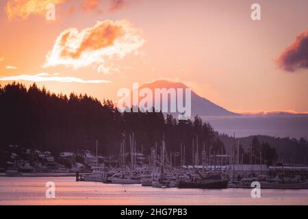 Blick am Morgen auf den Mt. Rainier in Gig Harbor, WA Stockfoto