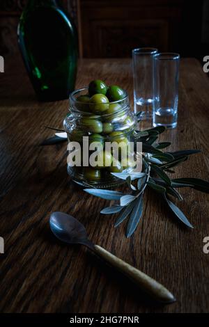 Grüne Oliven. Oliven aus Campo Real, typisch für Spanien. Gesunder Snack Stockfoto