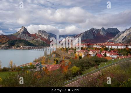 Riano Stadtbild bei Sonnenaufgang mit Bergkette in Picos de Europa Stockfoto