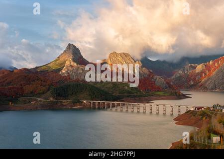 Gebirgslandschaft im Herbst in Picos de Europa Stockfoto