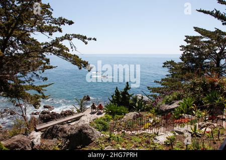 Zwei Frauen, die auf Stühlen mit Blick auf das Meer sitzen, Esalen, CA, USA Stockfoto