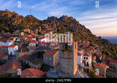 Drohne Luftpanorama Ansicht von Monsanto historischen Dorf, in Portugal Stockfoto