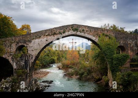 Cangas de Onis historische mittelalterliche römische Brücke mit dem Fluss Sella Stockfoto