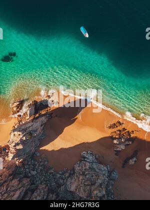 Drohnenansicht der Klippen und des Strandes in Cabo San Lucas Stockfoto