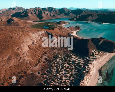 Drohnenfoto über Bergen und pazifik, Baja South Stockfoto