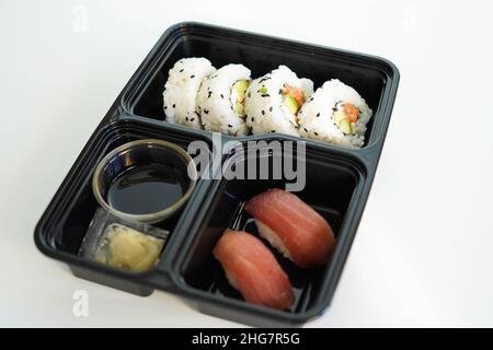 Tablett mit verschiedenen Sushi-Stücken. California Roll. Stockfoto